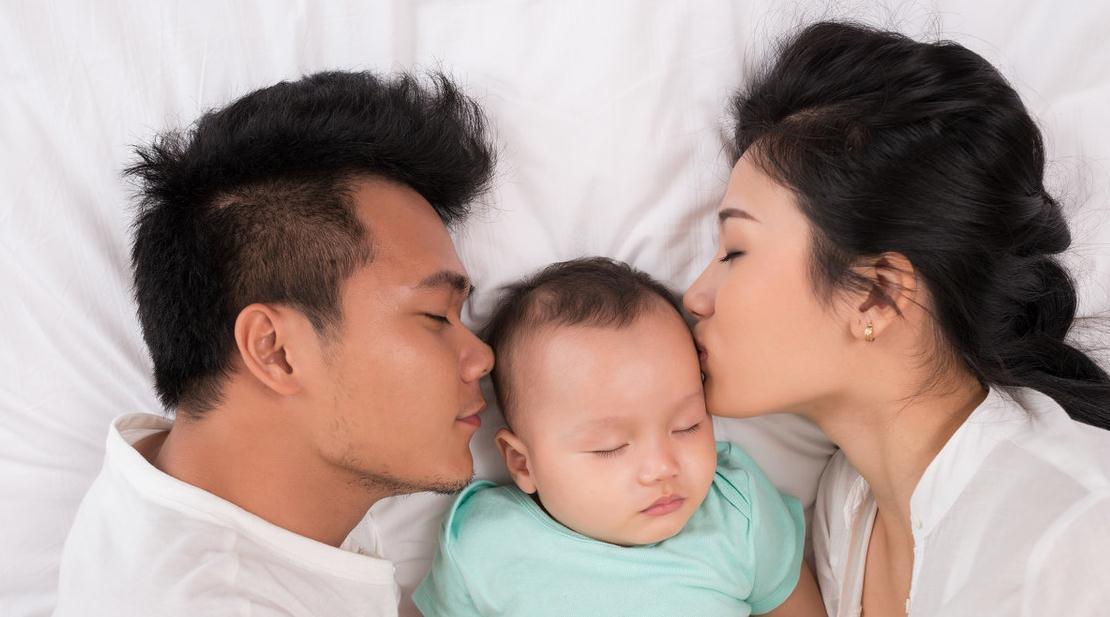 人体|宝宝睡觉时不要做这4件事,家长别为了方便,而伤害了宝宝健康