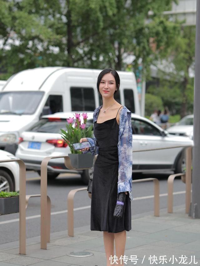 穿搭 舒适自在的连衣裙穿搭显得有品位,凸显气质让美腿修长,气质高贵