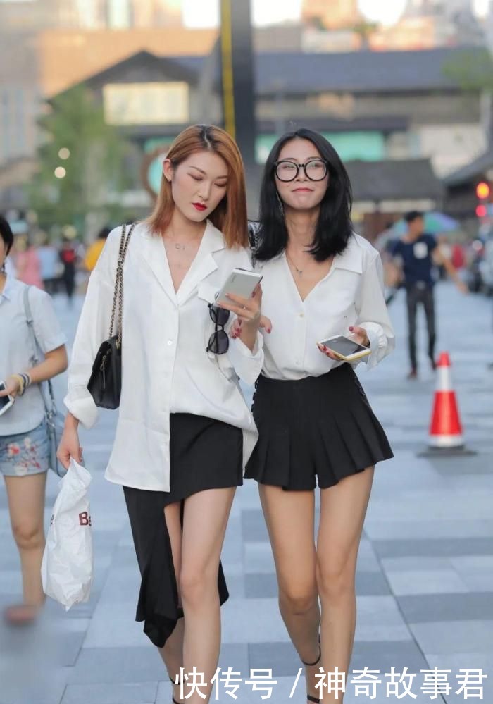 时尚|白衬衣配百褶裙,简约时尚