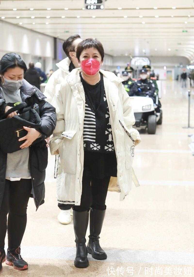 搭配 向太真的太会打扮了,穿“7万”羽绒服配长靴,高级洋气又气质