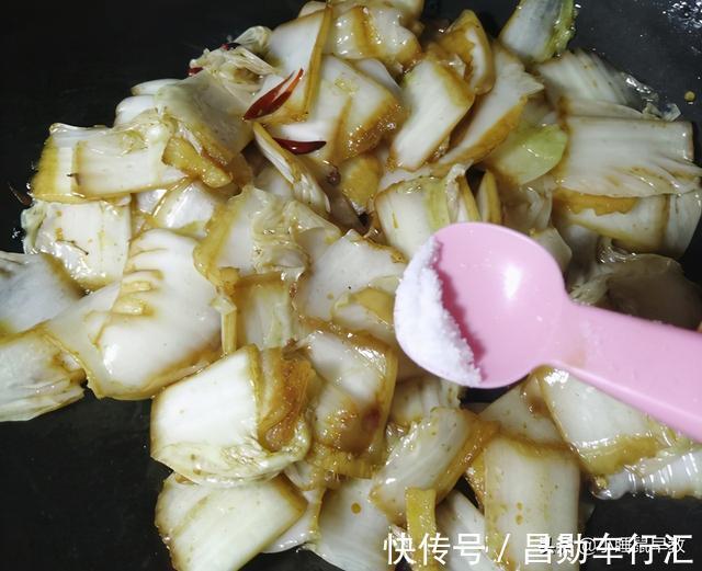 厨友们|家常醋溜白菜怎么做最好吃？掌握这三个窍门，脆嫩鲜香，美味下饭