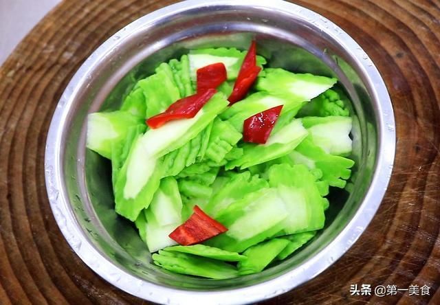 饭店|苦瓜怎么做才能去除苦味，厨师长教你饭店做法，夏天吃清热又开胃