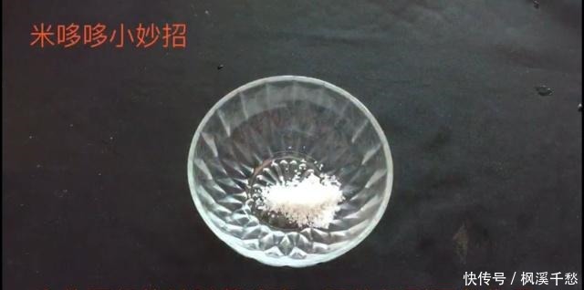 洗衣服不要只放洗衣液,多加一碗它,洗出来的衣服干净如新!