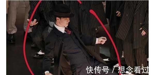 《街舞》总决赛直播:王一博穿成“上海滩”,坐在台下小动作不断