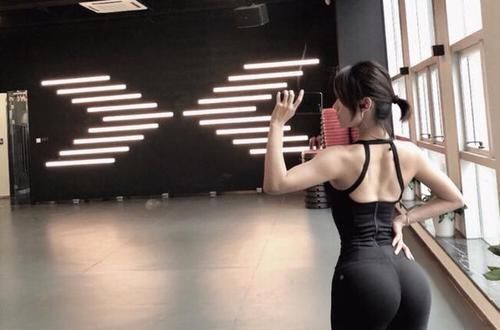 下腰|24岁女孩张寒希迷上健身,凭借着完美的身材,如今成为健美女神