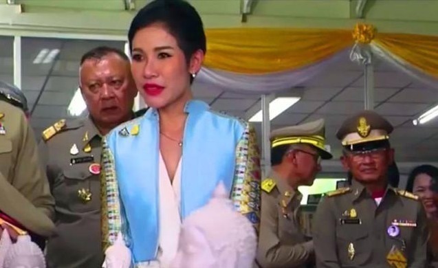 西拉米$泰国单纯的诗妮娜贵妃,遭到无情碾压,温柔大方的王后有如此毒辣