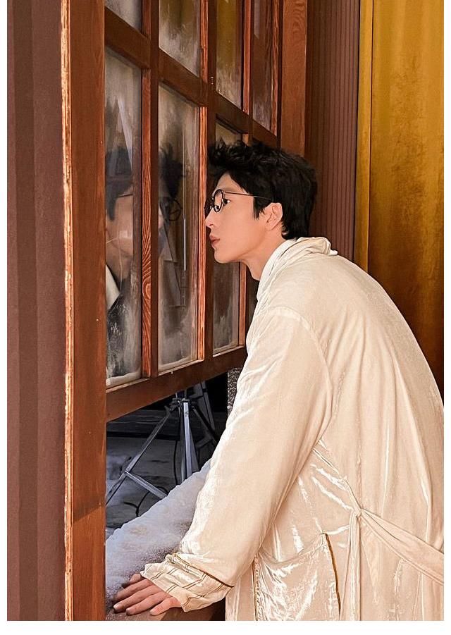 井柏然圣誕風(fēng)花絮照電影感十足 著咖色系馬甲溫暖治愈