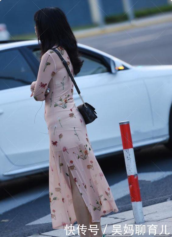 血色|小白鞋搭配修身碎花裙,优雅时尚,满满的青春少女感