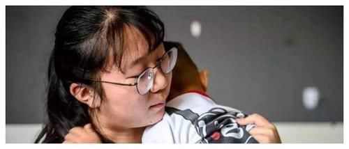 弟弟|“弟弟才6岁,养不起就别生”,女儿发信息控诉父母,回复亮了