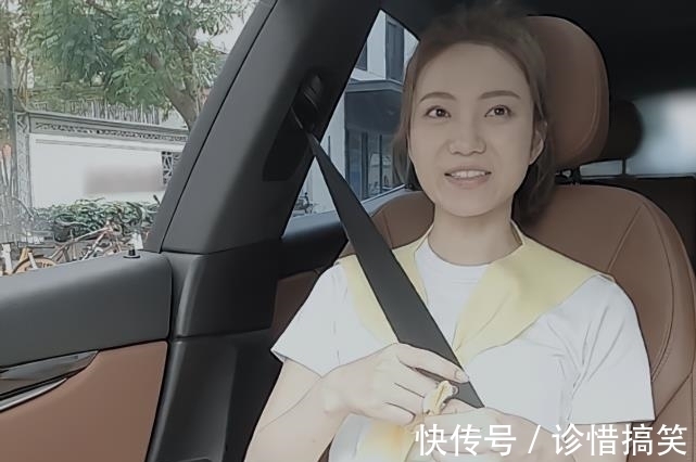 心动的信号:女1手链断了,男1烦躁不安,随后在车内向橙子表白