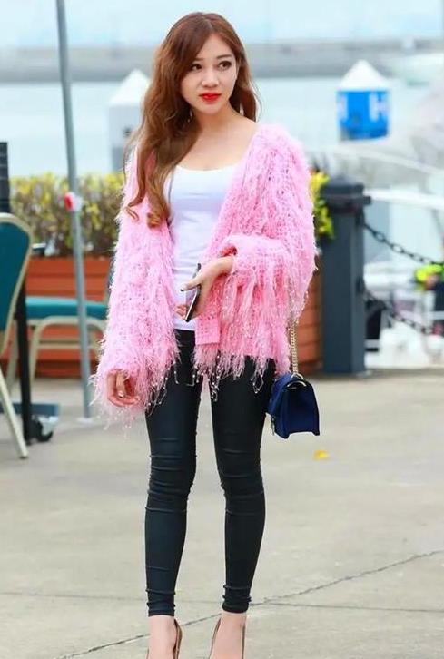 街拍:雪肤花貌的小姐姐,一条浅蓝色的连衣裙,时尚女神气质