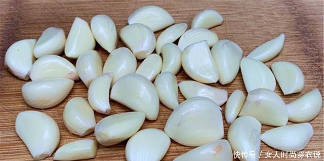 简单|原来大蒜这样保存,不发芽不干瘪,方法太简单了,又学会了一招