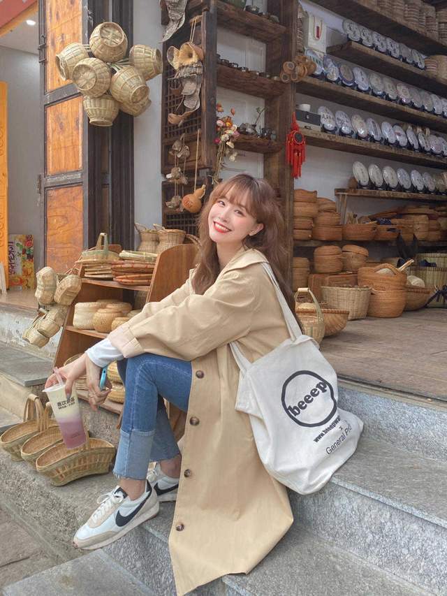 穿搭|这是我见过最洋气的通勤穿搭:风衣搭配牛仔裤,很实用又高级洋气