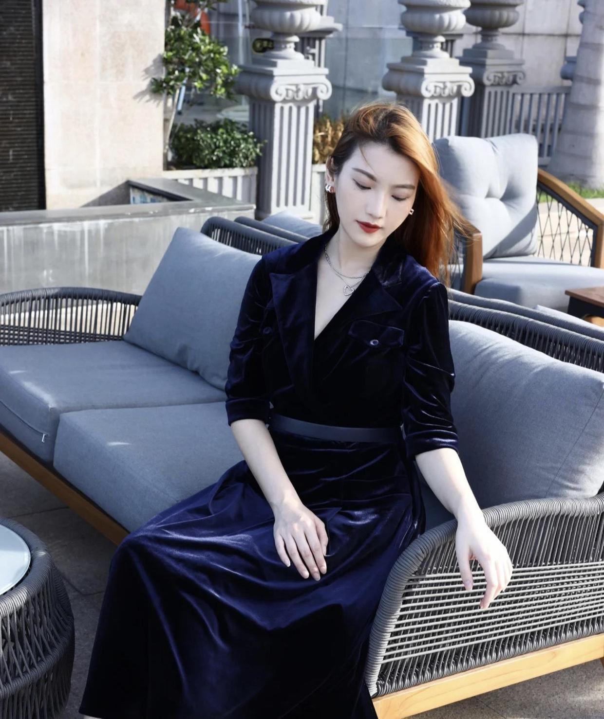 穿搭|秋冬怎么穿才洋气,试一试“丝绒连衣裙”端庄优雅,漂亮大方!