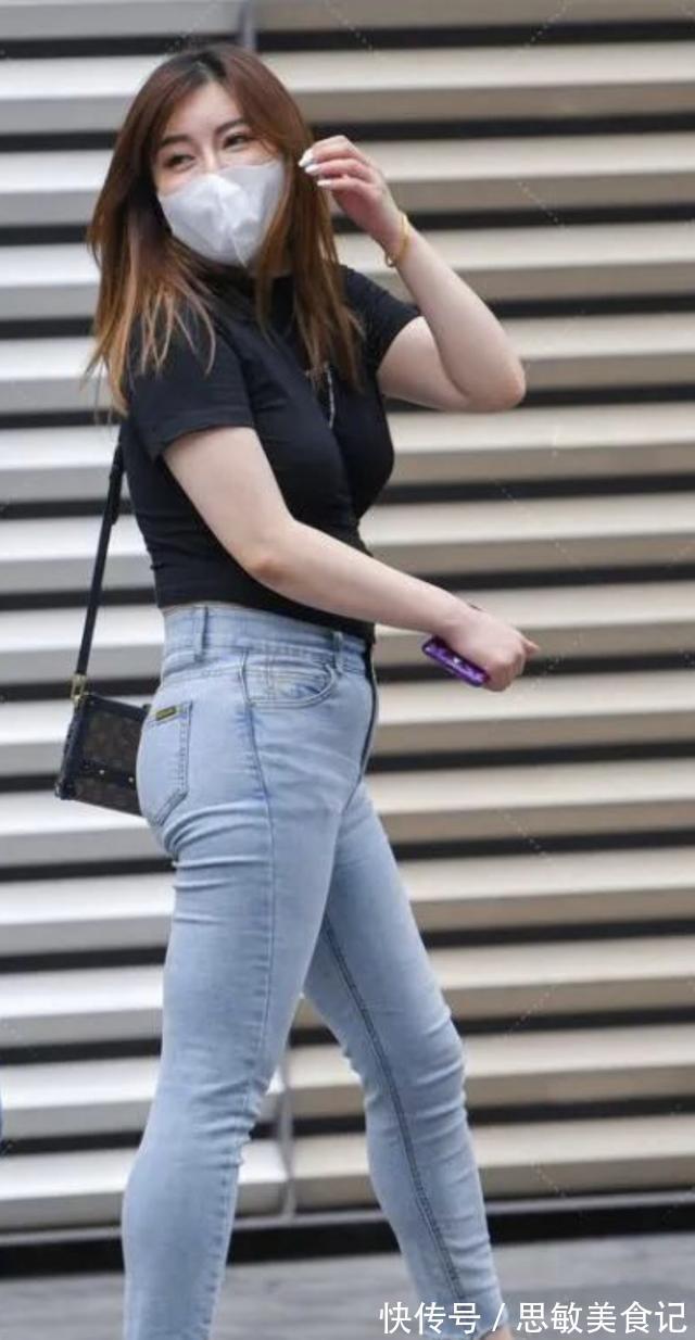 牛仔裤|臀大腿粗的女生怎么穿才好看?黑色T恤搭配牛仔裤,藏肉显瘦