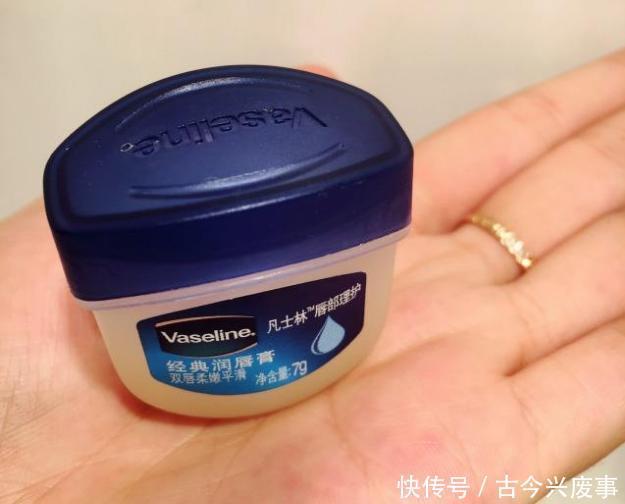 4款平价又好用的润唇膏，秋冬干燥不妨试试，用后唇部滋润有光泽