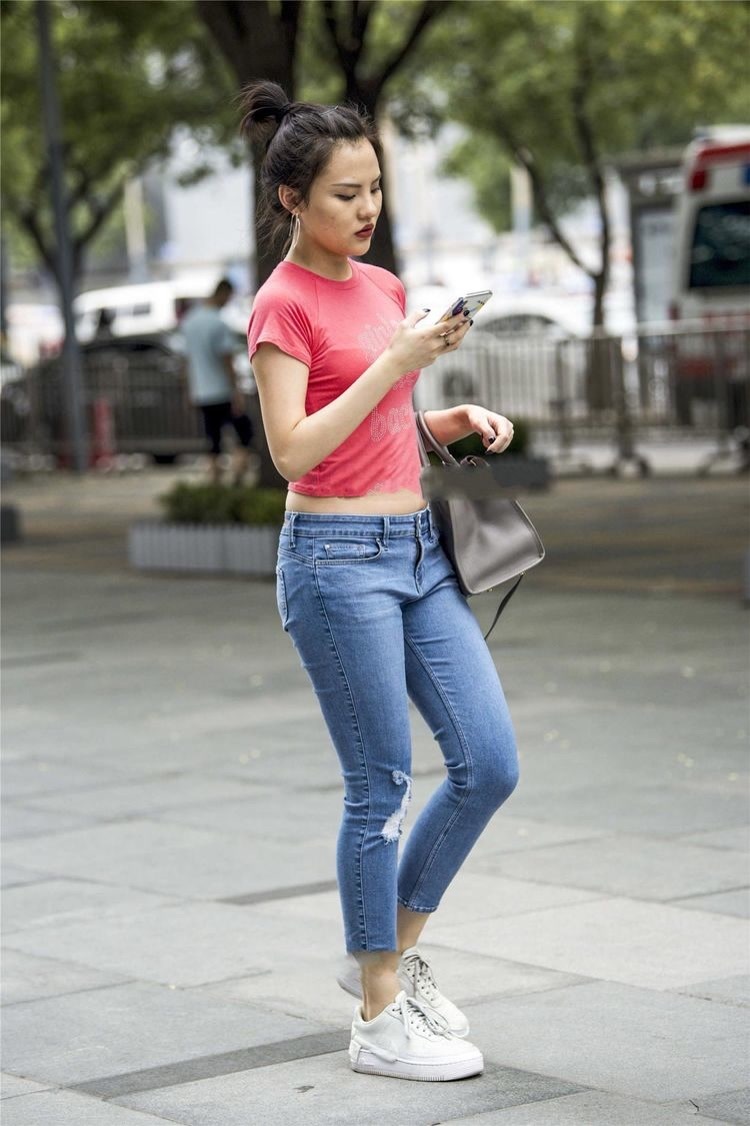 穿搭 墨绿色的无袖上衣,搭配黑色九分裤,整体给人简单清爽利落感觉