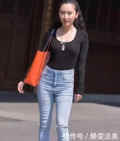 牛仔裤穿搭十分优雅,衬显女性的魅力,展现出时尚又简约的风格