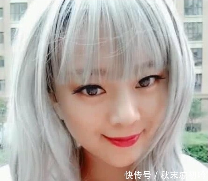 卸妆|“白发魔女”直播卸妆，看到素颜的一瞬间，网友：要淡定稳住