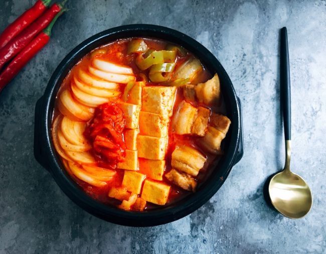 做辣白菜，只抹辣椒面可不行！教你正宗做法，又辣又脆爽，真好吃