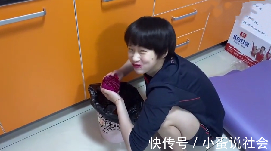 全红婵|太逗陈芋汐对着垃圾桶吃火龙果,张家齐偷拍,一旁全红婵笑岔气