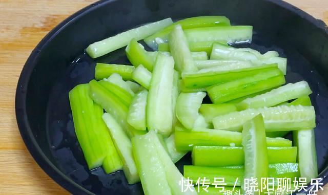 江一舟|炒丝瓜时，先放油就错了，教你饭店做法，丝瓜滑嫩不出水不发黄