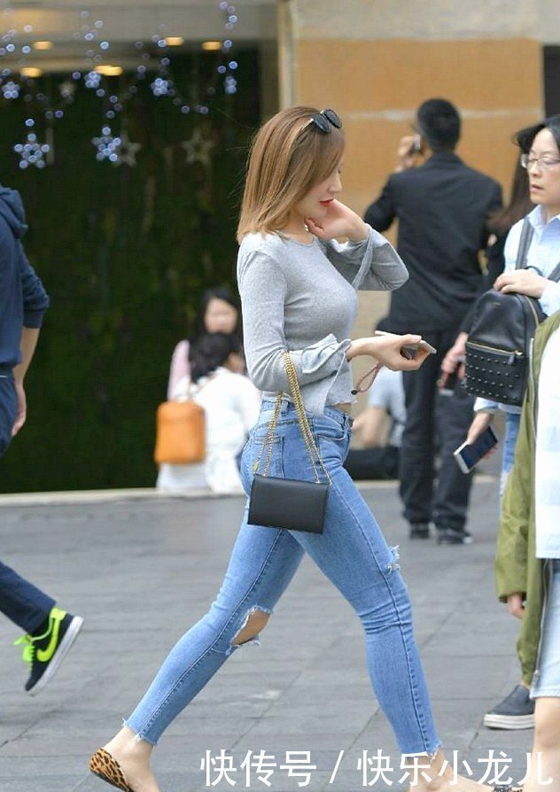 画面感|紧实款式的牛仔裤,释放电力,超撩人的抚媚姿态画面感十足!