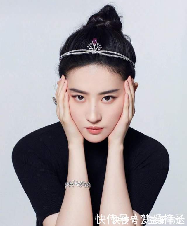 发型|丸子头已经不流行了,今年这几种发型是真火,简单大方显脸小