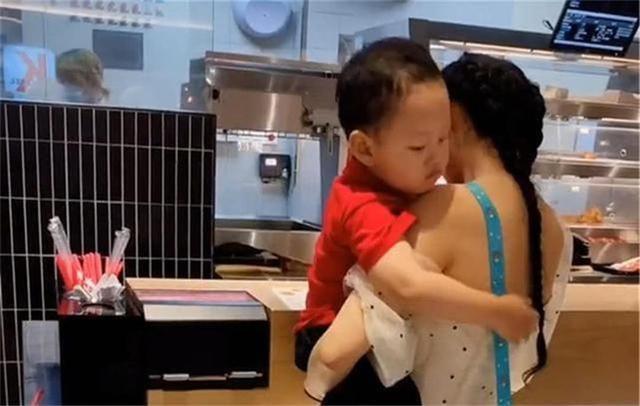 直男|宝妈穿露肩装抱娃出门,“直男宝宝”担心妈妈走光,不停往上拉