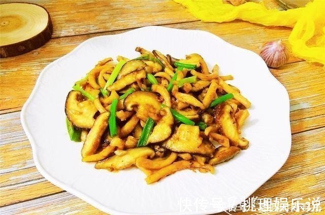 香菇和它是绝配，炒一炒滋味鲜美，一口接一口停不了嘴
