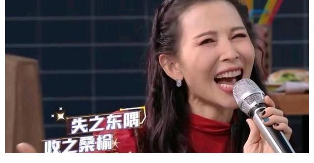 《你好星期六》被TVB救活了？何炅脸上笑容增多，观众直呼爷青回