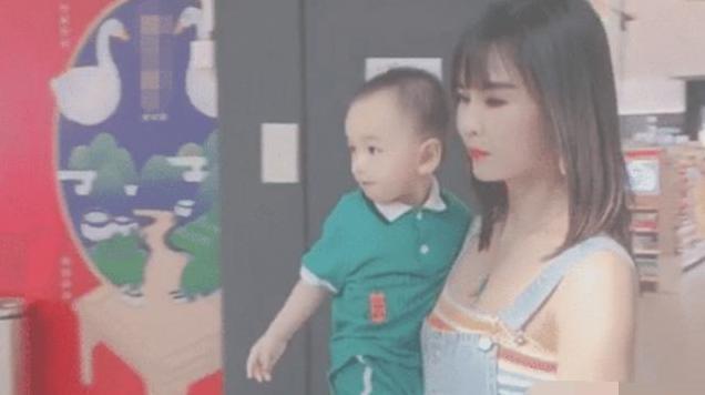 宝妈 “最年轻奶奶”走红,和孙子逛街如同姐弟,网友:我酸了
