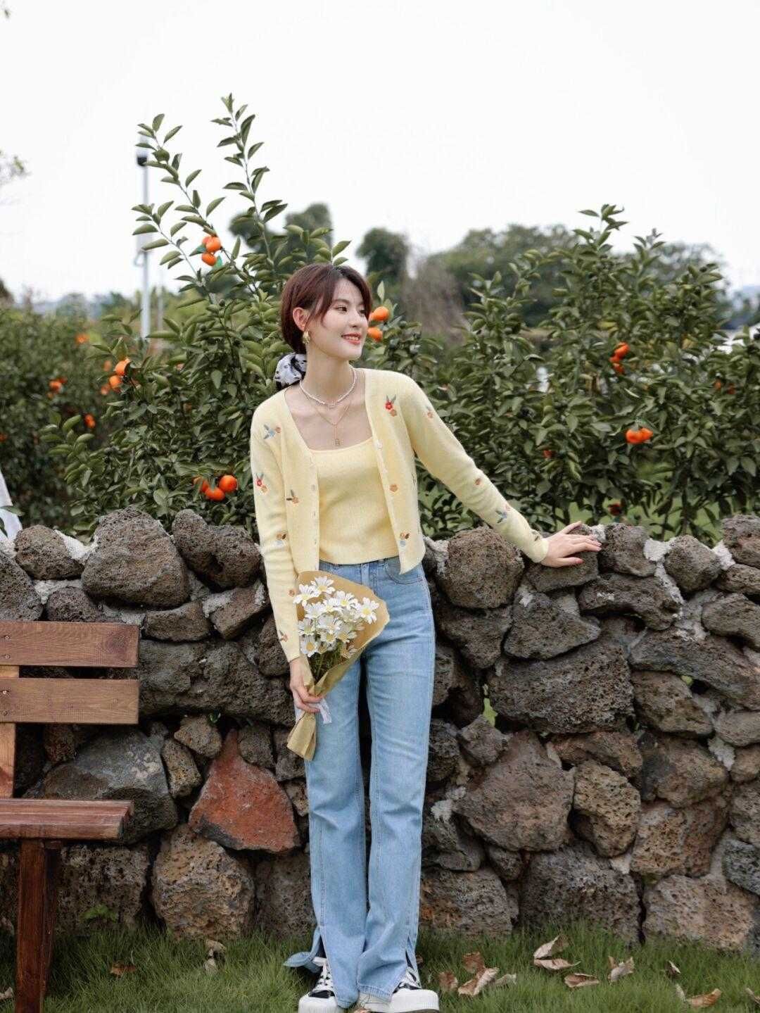 外套|秋季的简约穿搭指南，毛衣外套搭配吊带裙高级时髦，精致大气