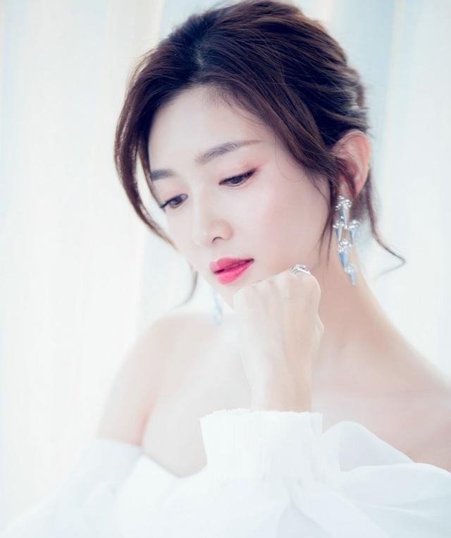 发型 女人别再披头散发了,很显老!今年流行这5款发型,时髦有气质