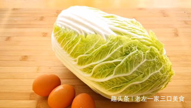 白菜里加3个鸡蛋,筷子搅一搅,这样简单一做,比吃肉还香