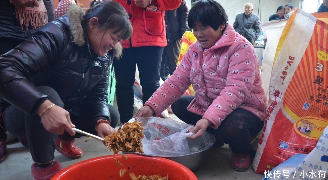 口感最佳|大姐赶集售小吃,200多罐老干妈1日用完,创新老干妈吃法