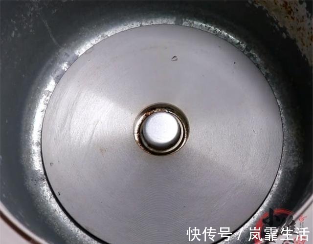 电饭锅内部铺一张纸,想不到这么厉害,大多人都不懂,早学早受益