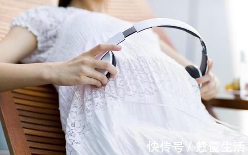 说明娃|宝宝有这2种“烦人”动作,家长先别急纠正,这说明娃大脑发育好