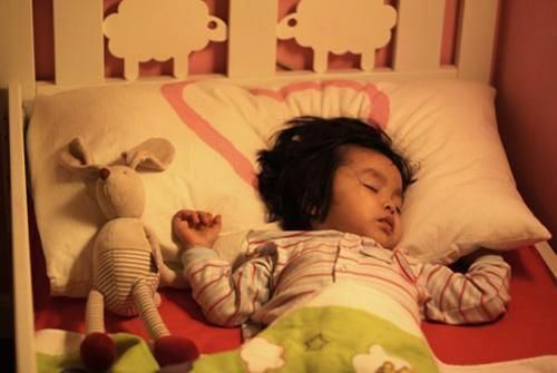 不舒服|宝宝睡觉总是踢被子？可能不是觉得热，三种“不舒服”父母早发现