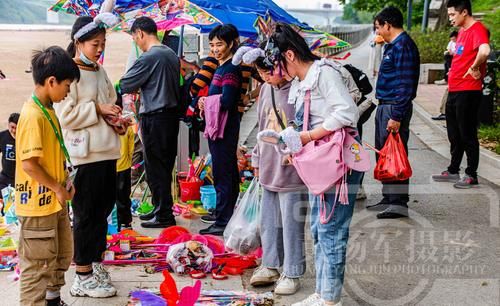 老年|江西赣江正源河滩裸露，绵延金色沙滩引众人打卡，罕见场面景别致