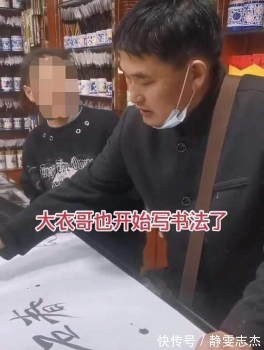 笑话!朱之文写书法闹笑话:写错字还不听劝,拿笔的姿势也是花架子