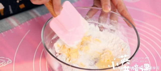 小英烘焙课手把手教你做懒人咸口肉松酥!