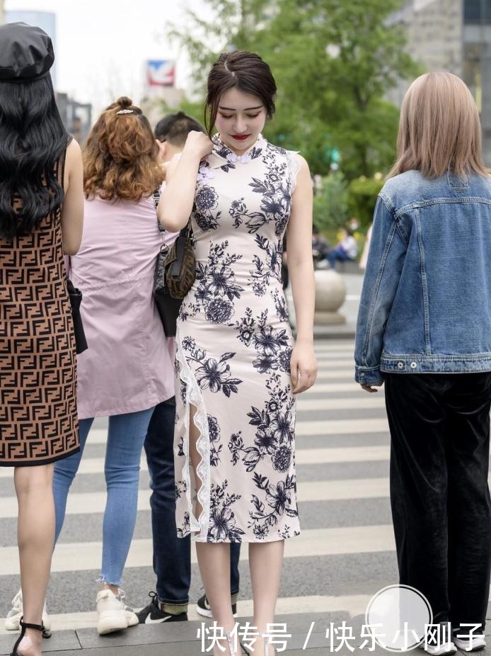 美女穿“白瓷器”旗袍,脚下“T”字高跟鞋略显寒碜