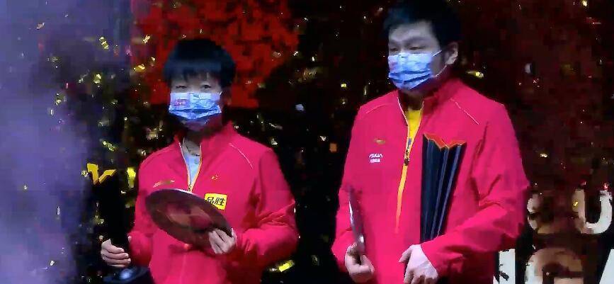 4-1|小胖被礼炮吓一跳!樊振东孙颖莎懵了 冠军合影面面相觑