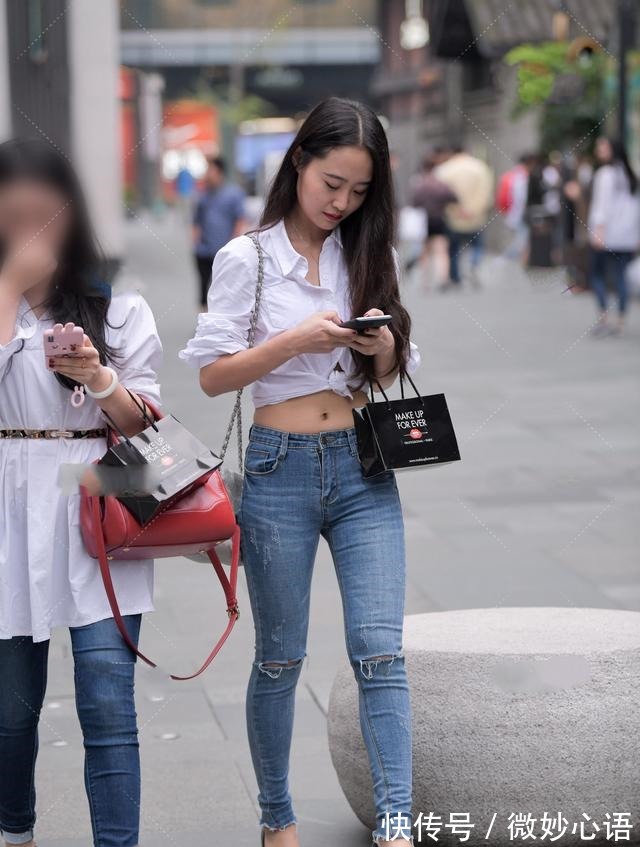 打结 白色衬衫打结方式穿搭气场不同，搭配破洞裤更是绝美！