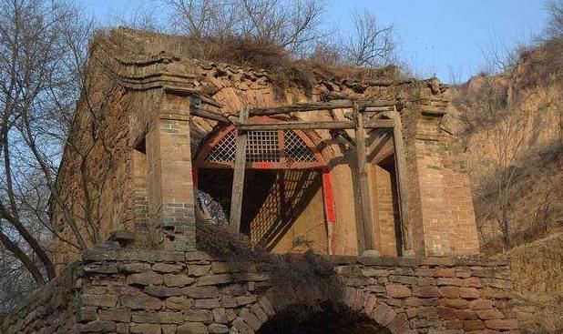  古庙之中|“宁可夜宿荒坟，不可夜居古庙”，是何意？古庙比荒坟更可怕吗？