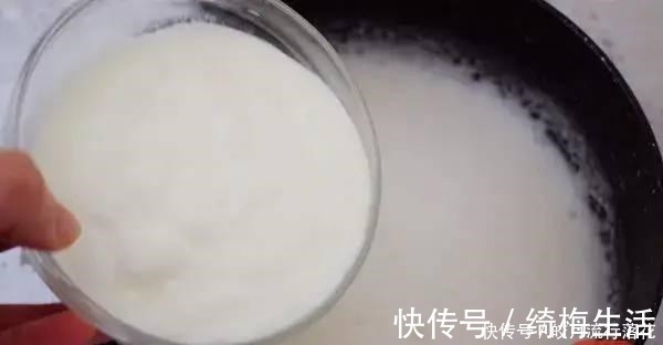 草莓丁|酸奶草莓冻这样做！简单4步不蒸不烤，一个奶锅就能做！