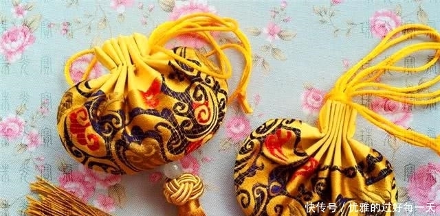 锁麟囊:麟儿哪有神送到,积德才生玉树苗