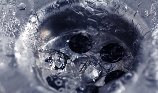 下水道又被油污堵住,别再用热水冲了,一个小妙招,让它顺畅无阻