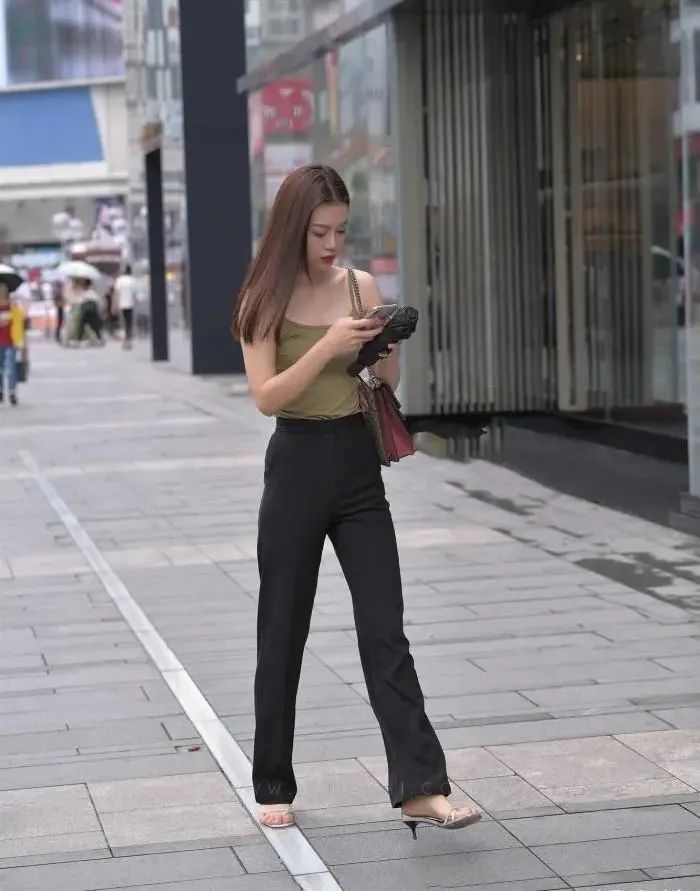 吊带|街拍丨气质女生穿搭深绿色吊带